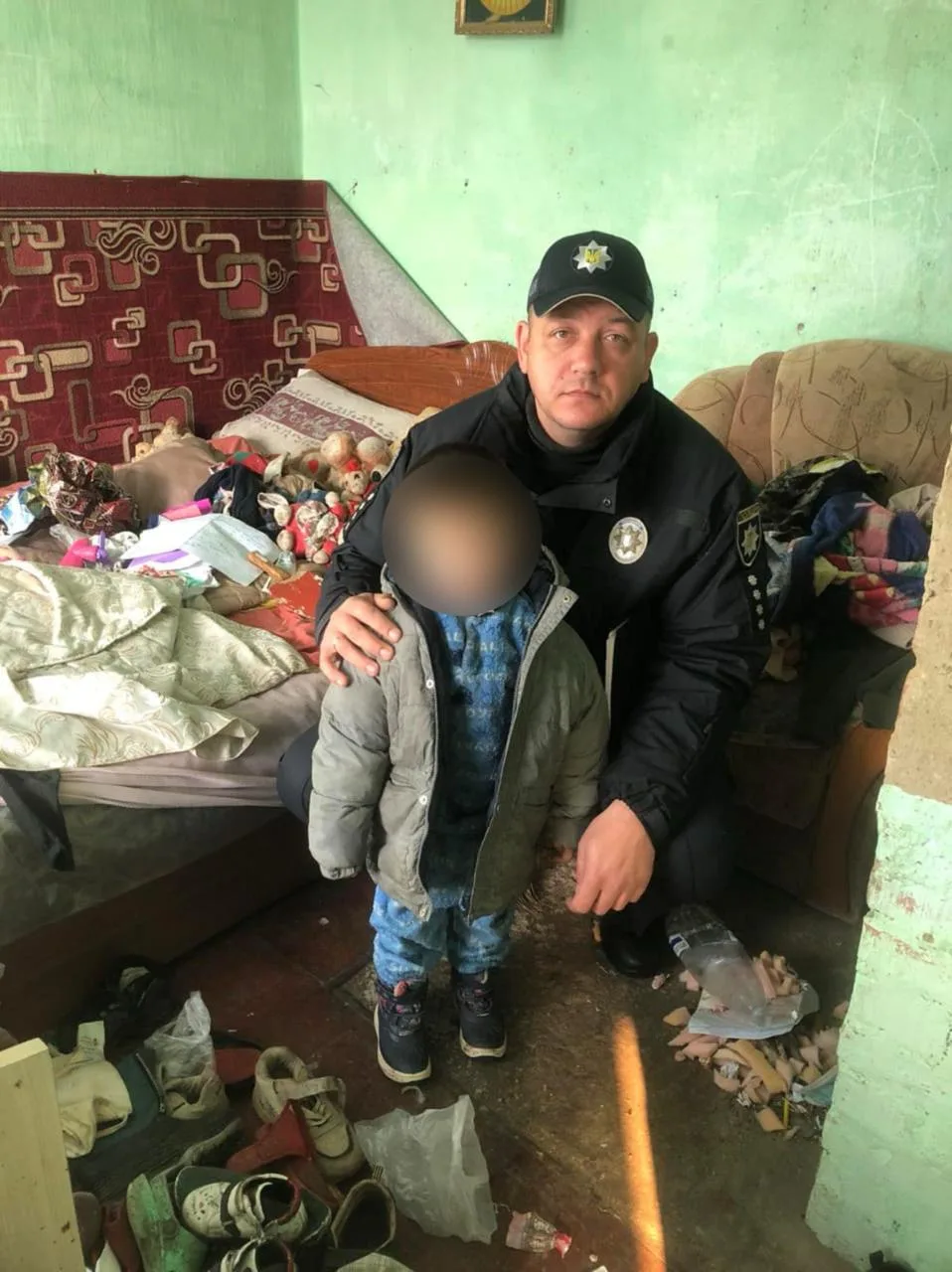 На Городенківщині ювенальні поліцейські вилучили чотирьох дітей із неблагополучної сім’ї