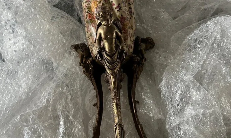 Везли до Івано-Франківська: на кордоні вилучили чашу і вазу 1895 року