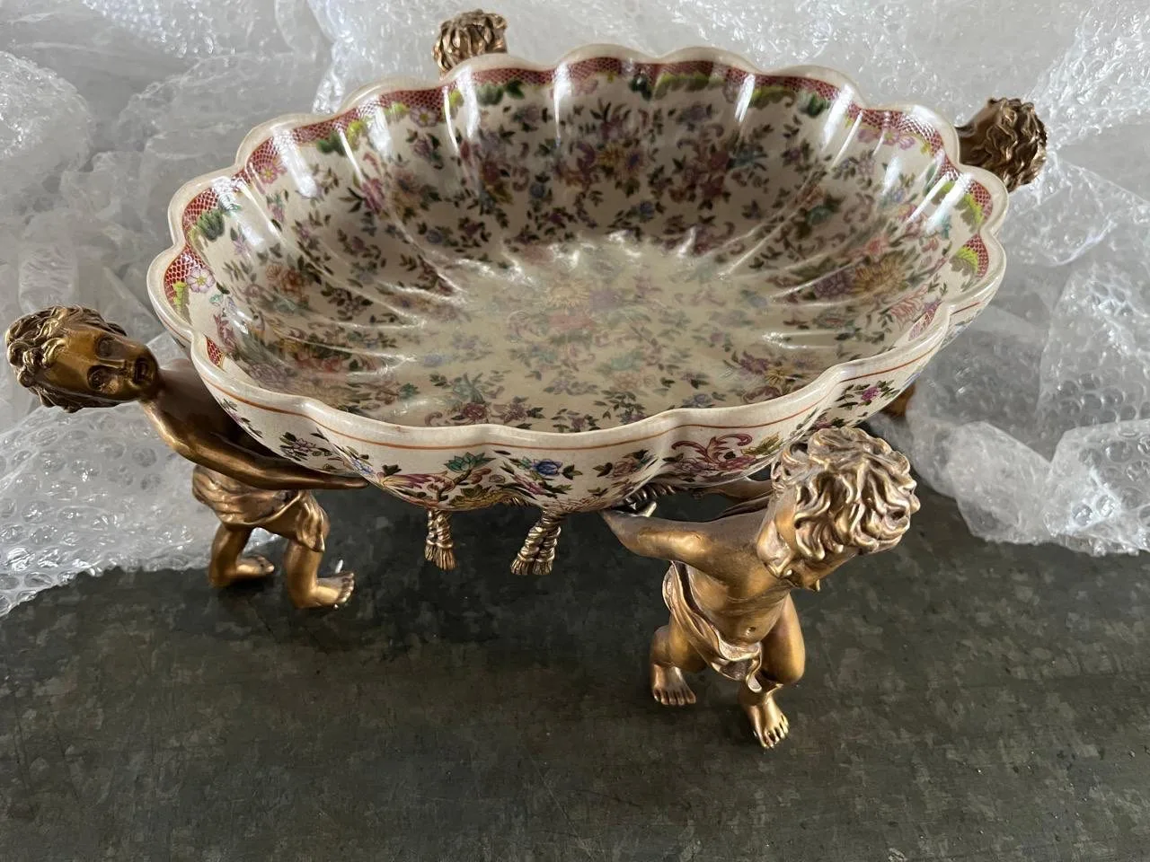 Везли до Івано-Франківська: на кордоні вилучили антикваріат 1895 року