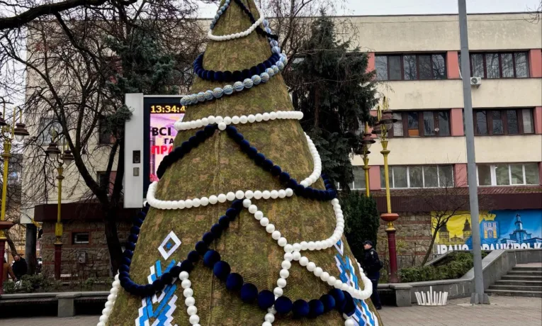 У центрі Івано-Франківська встановили символічну ялинку на честь захисників