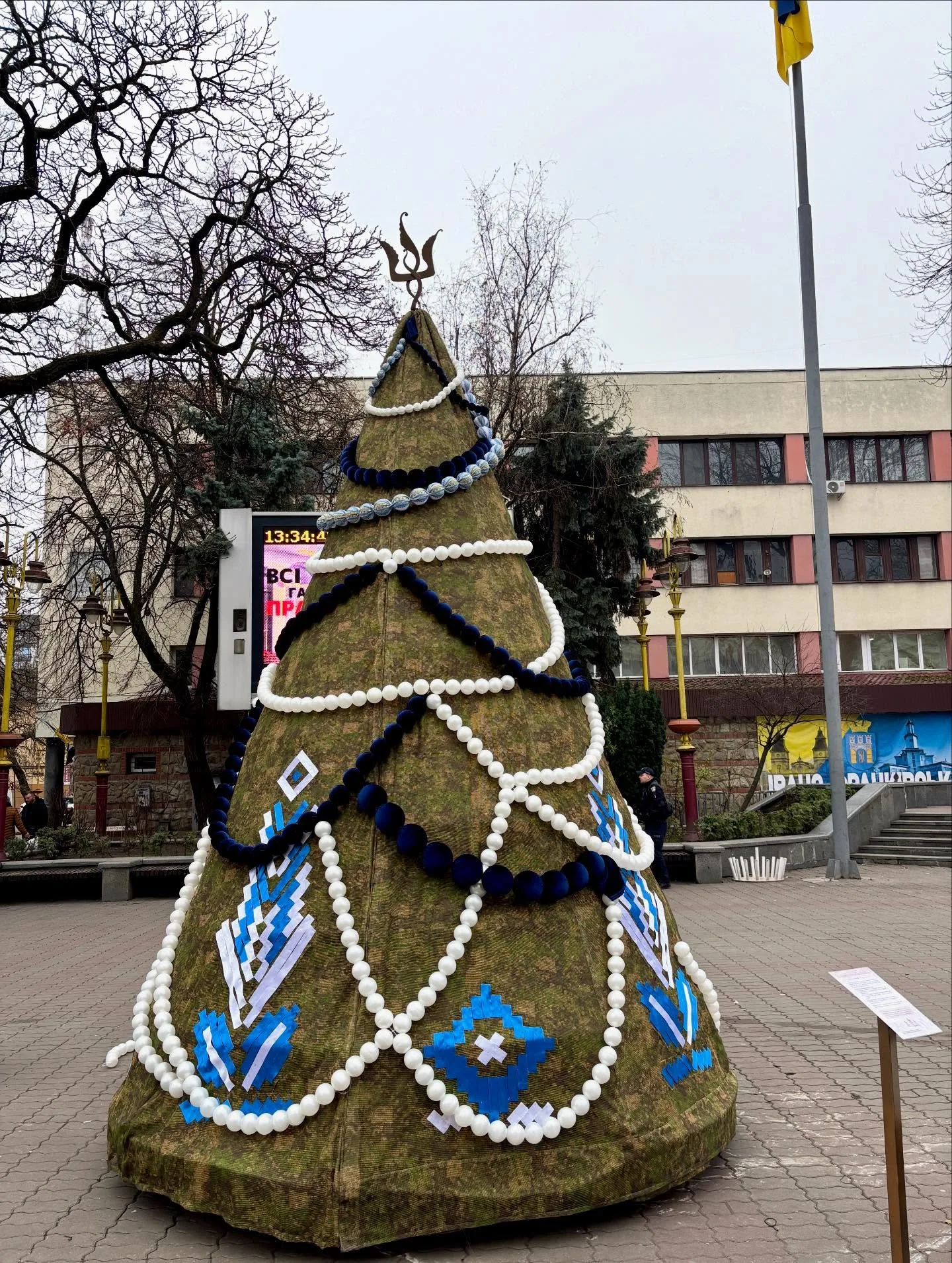 У центрі Івано-Франківська встановили символічну ялинку на честь захисників