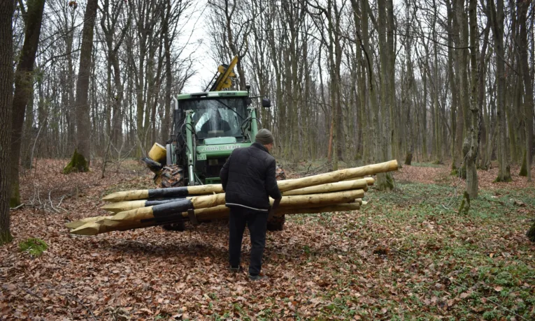 У Галицькому НПП облаштовують новий вольєр для диких тварин