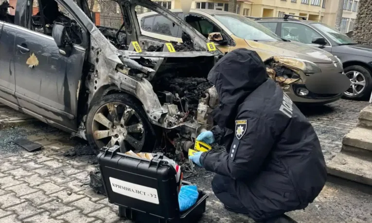 На Прикарпатті неповнолітній підпалив авто за гроші від російських кураторів
