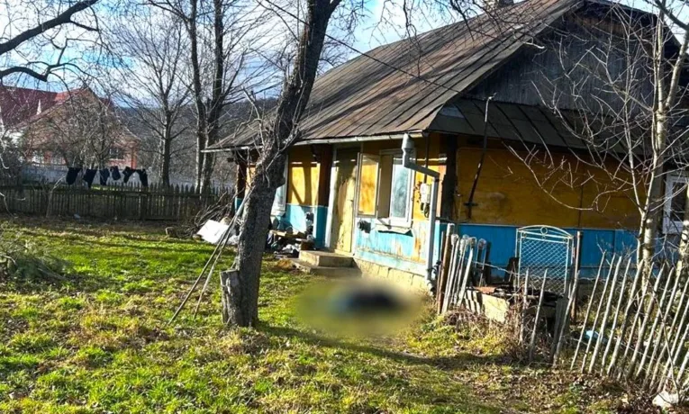 На Надвірнянщині виявили тіло чоловіка з ознаками насильницької смерті