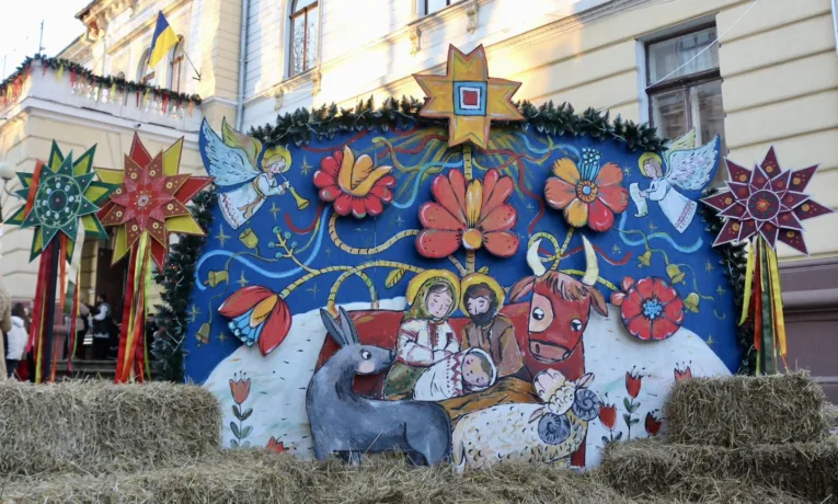 Дух Різдва у Коломиї: у місті відкрили Різдвяне містечко