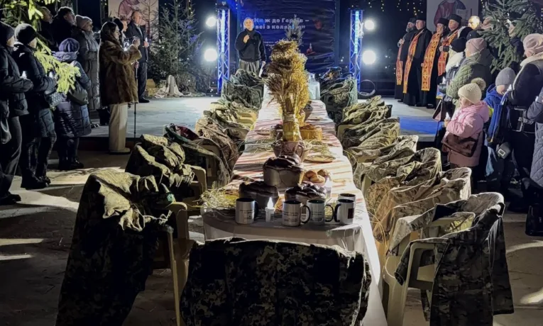 «Ми ж до Героїв - всі з колядою»: вечір пам’яті полеглих захисників пройшов у Бурштинській громаді