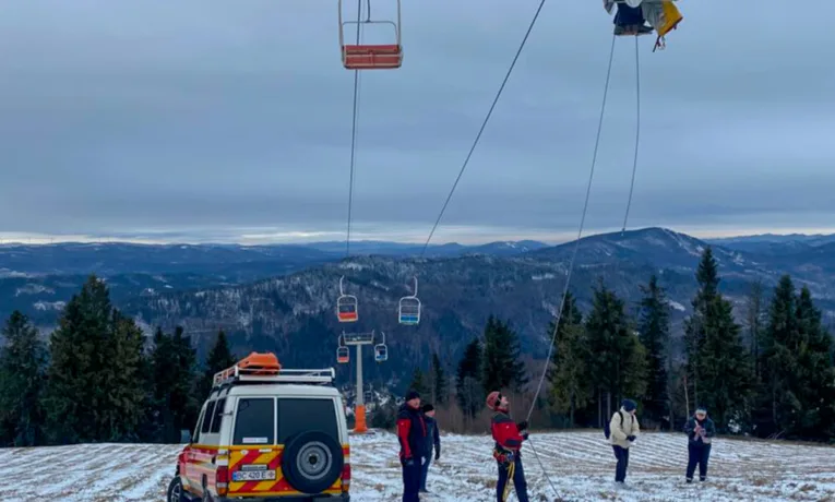 У Карпатах зупинився крісельний підйомник: рятувальники евакуювали 78 людей