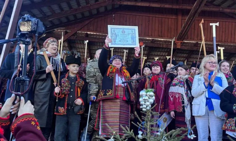 У Верховині під час різдвяного дійства зафіксували рекорд із 188 гуцульських барток