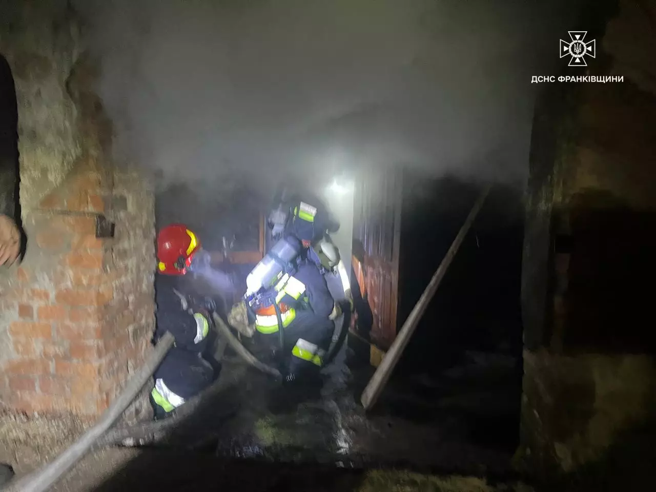 У Верховинському районі рятувальники ліквідували пожежу на території приватного підприємства