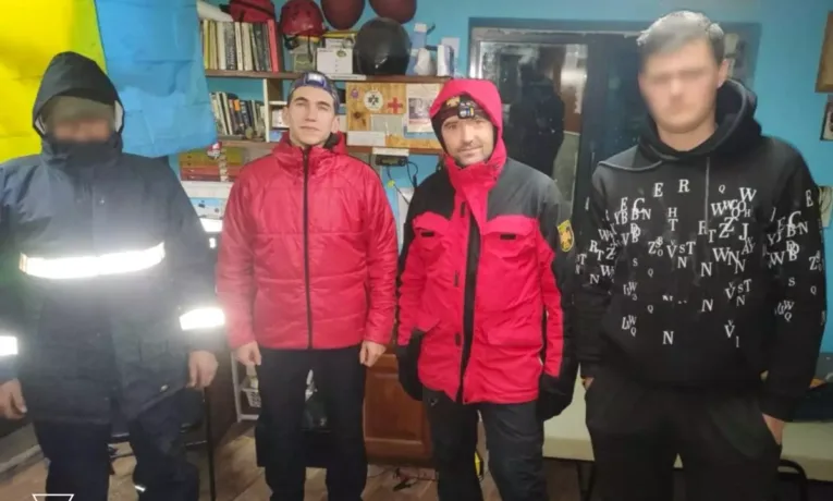 Через негоду група туристів не змогла самостійно продовжити рух у Карпатах