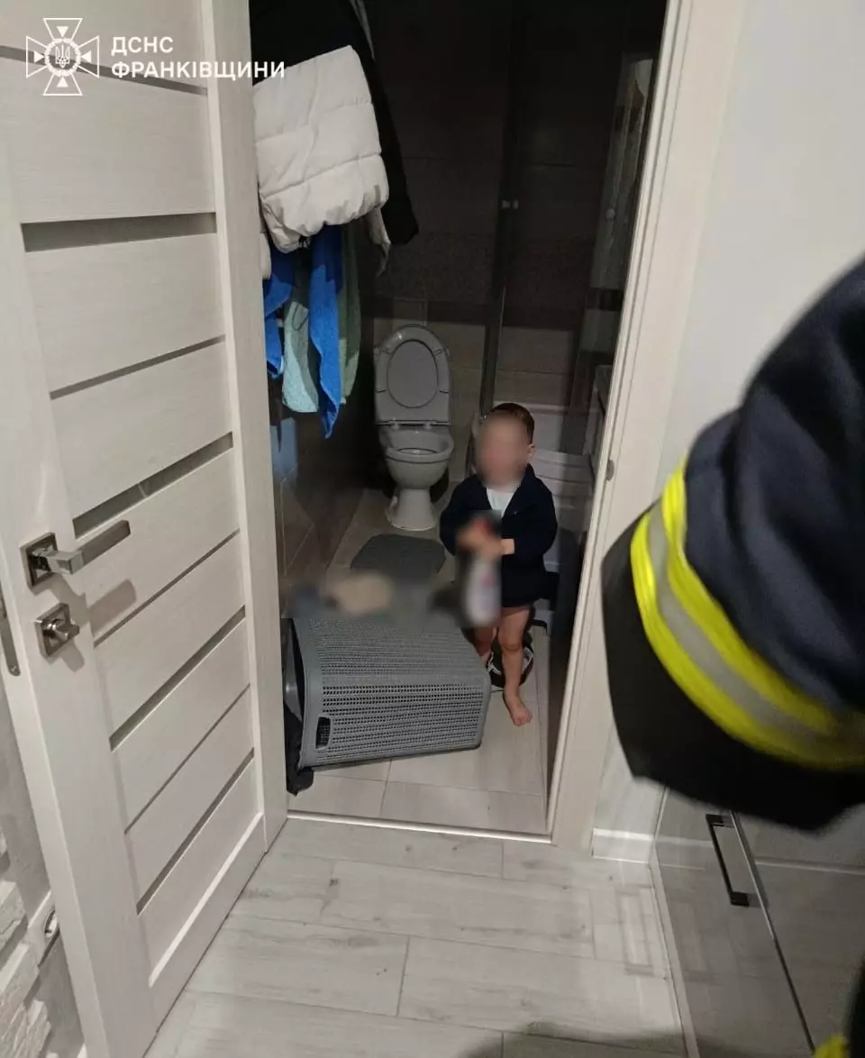 У Франківську малолітня дитина замкнулася у ванній