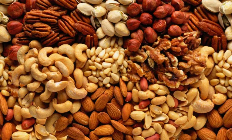 В Івано-Франківську збирають горіхи для енергетичних батончиків захисника