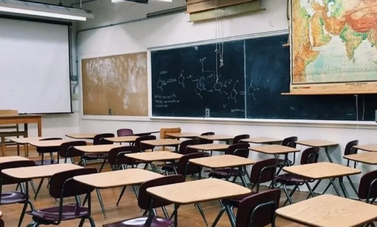 Через надзвичайну ситуацію в енергетиці школи Прикарпаття тимчасово призупиняють очне навчання