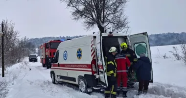 На Івано-Франківщині рятувальники забезпечили проїзд автомобіля екстреної меддопомоги