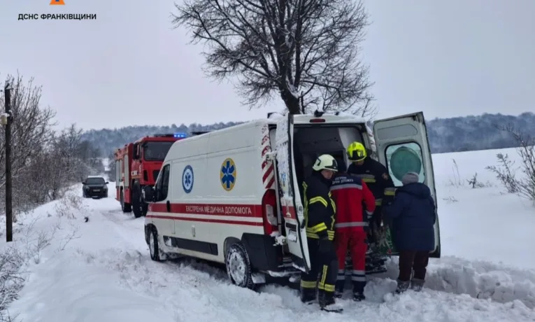 На Івано-Франківщині рятувальники забезпечили проїзд автомобіля екстреної меддопомоги