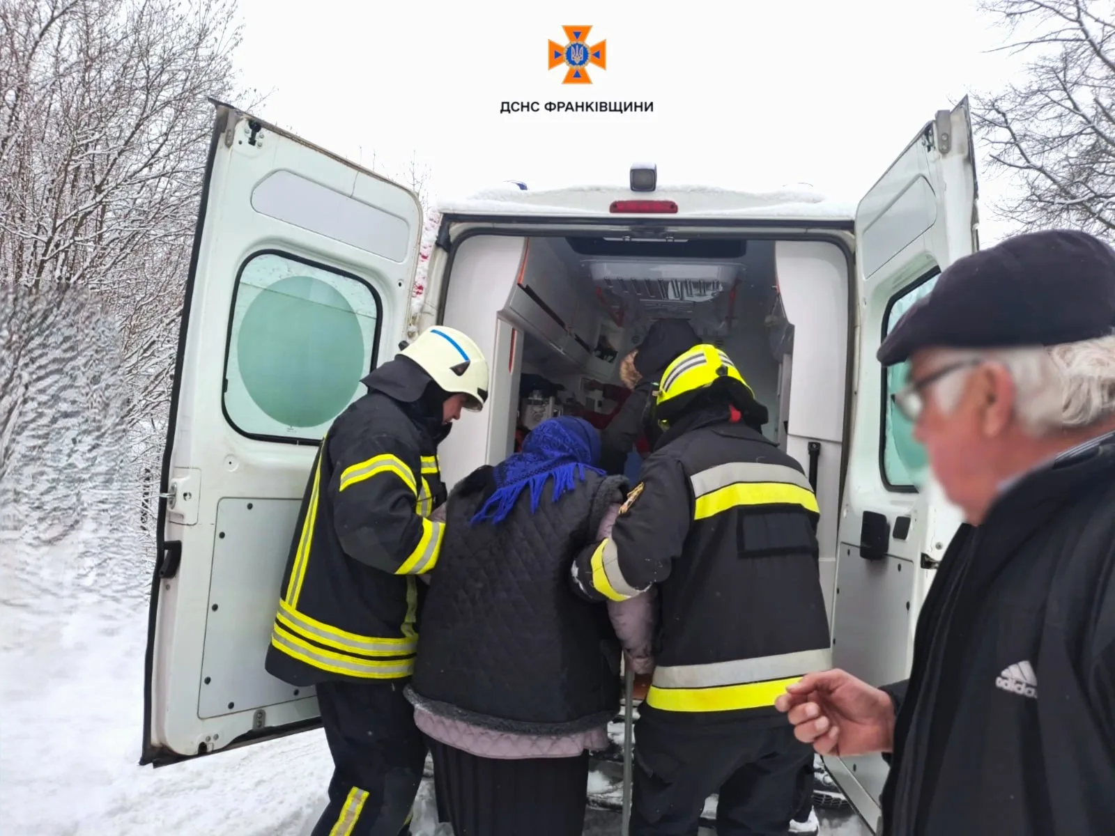 На Івано-Франківщині рятувальники забезпечили проїзд автомобіля екстреної меддопомоги