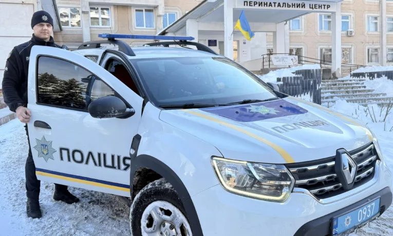 Поліцейські охорони Прикарпаття допомогли майбутній мамі вчасно дістатися до пологового будинку