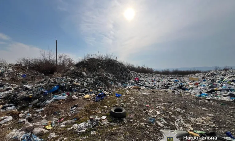 Стихійне сміттєзвалище замість полігону: ексдиректора КП підозрюють у забрудненні земель
