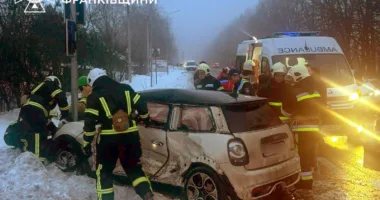 На Прикарпатті рятувальники деблокували потерпілого з авто після ДТП