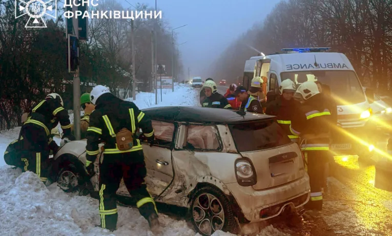 На Прикарпатті рятувальники деблокували потерпілого з авто після ДТП