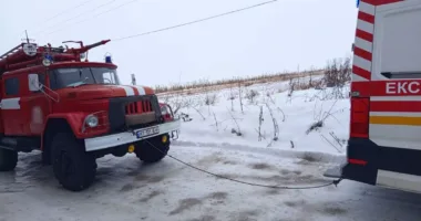 На Прикарпатті рятувальники витягнули «швидку», що з’їхала в кювет