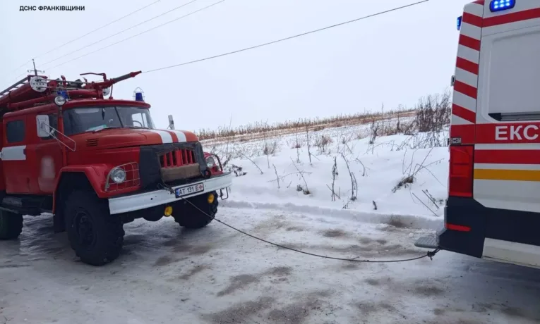 На Прикарпатті рятувальники витягнули «швидку», що з’їхала в кювет