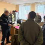 ДБР затримало військовослужбовця ТЦК на Прикарпатті за катування військовозобов’язаних
