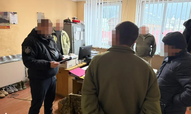 ДБР затримало військовослужбовця ТЦК на Прикарпатті за катування військовозобов’язаних