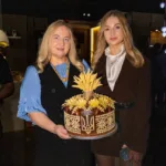 Оксана Клюйко з донькою Іванною Клюйко та коровай, проданий на аукціоні