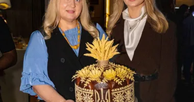 Оксана Клюйко з донькою Іванною Клюйко та коровай, проданий на аукціоні