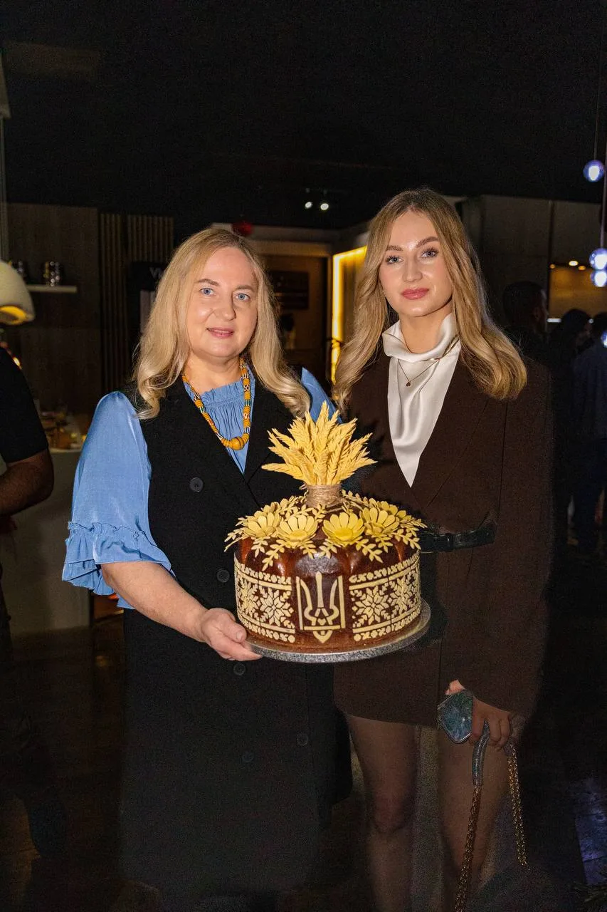 Оксана Клюйко з донькою Іванною Клюйко та коровай, проданий на аукціоні