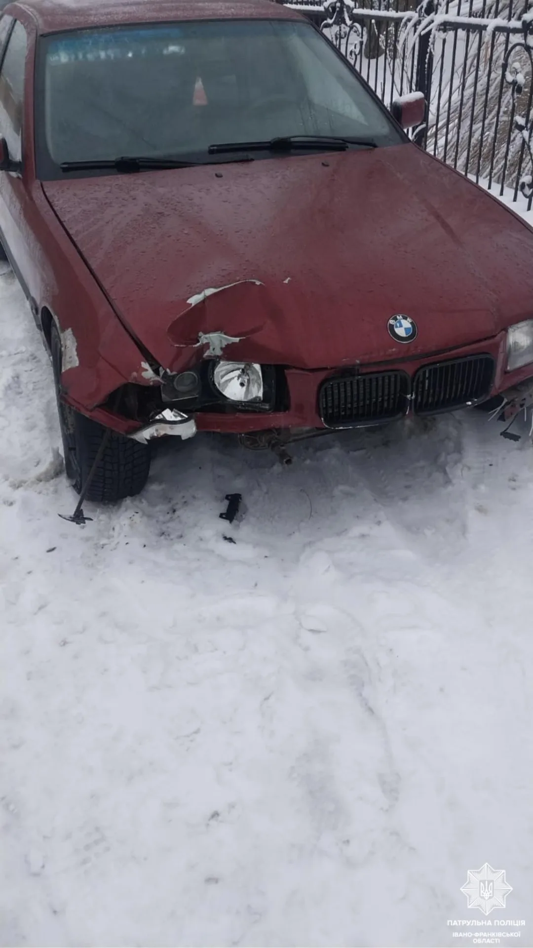 У Франківську водій BMW врізався у стіну магазину та втік з місця ДТП