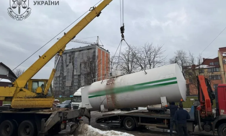 У Франківську ліквідували нелегальну АЗС — вилучено 10 тонн пального
