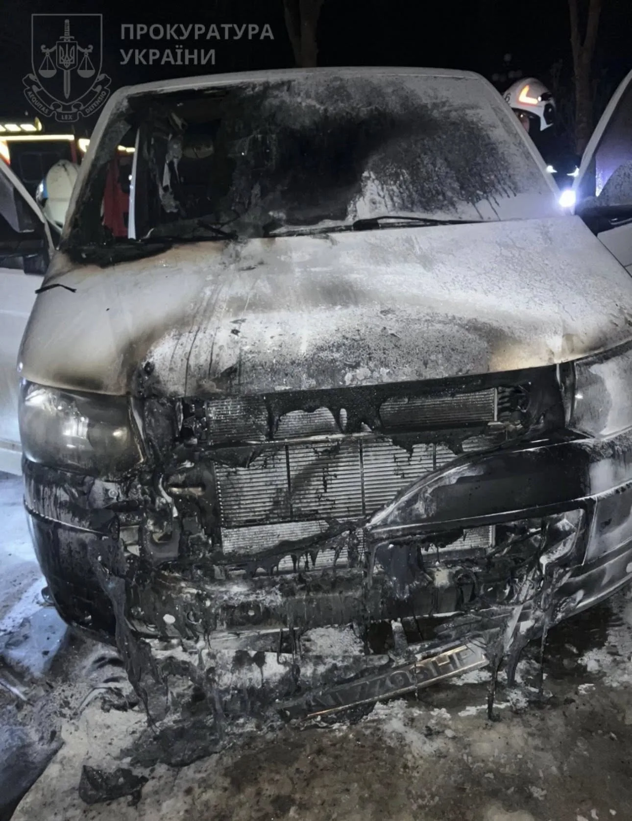 На Прикарпатті 19-річна дівчина облила бензином та підпалила мікроавтобус