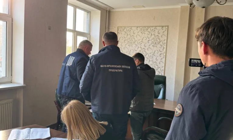 На Прикарпатті викрили схему з оформлення посвідок на проживання