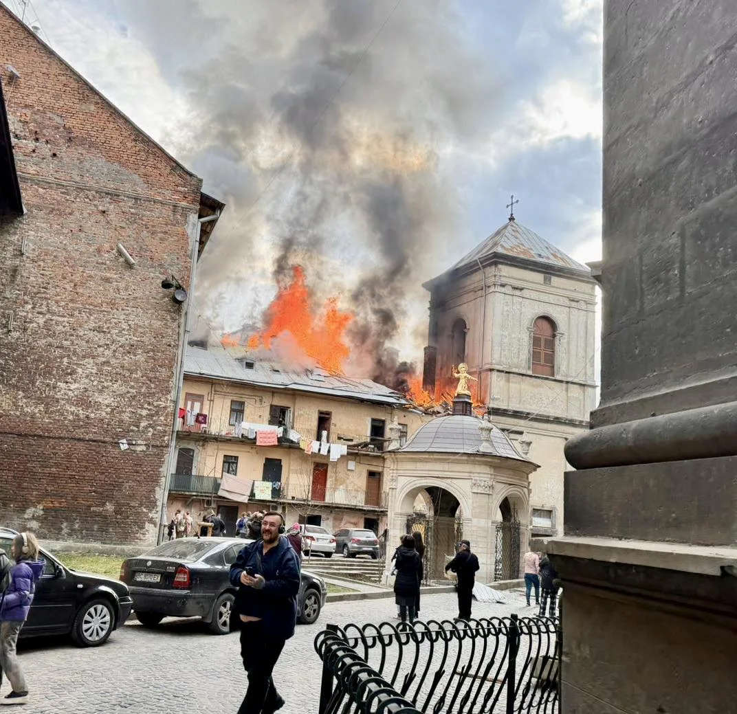 Під час ворожої атаки у Львові пошкоджено житловий будинок