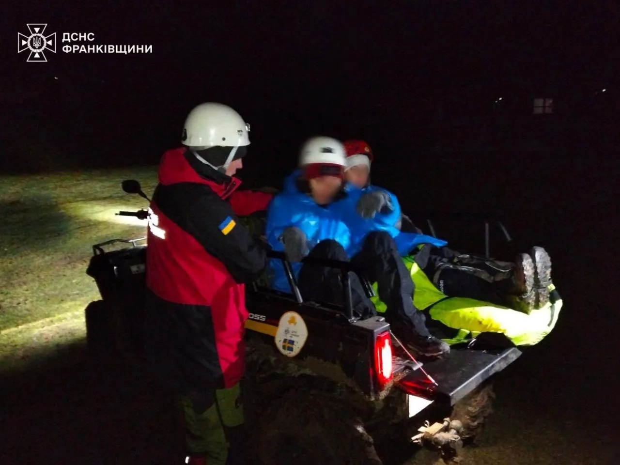 На Прикарпатті рятувальники транспортували туристку з травмою