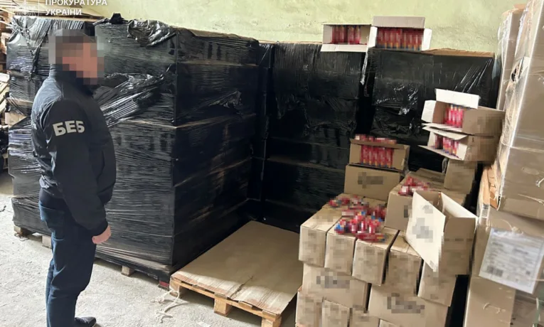 Прикарпатець організував підпільний цех із виробництва «брендових» вафель