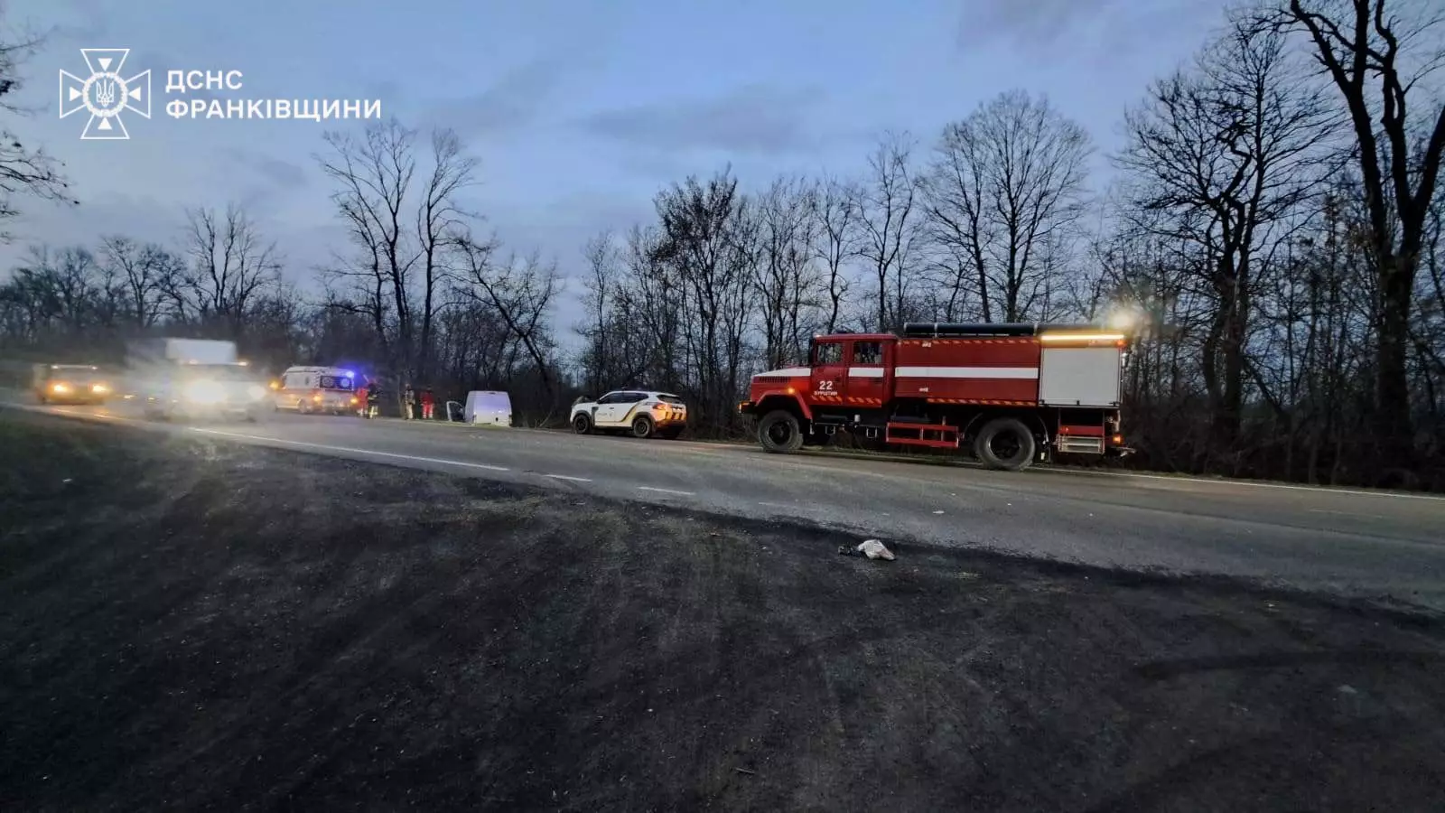 На Прикарпатті рятувальники деблокували двох людей після ДТП