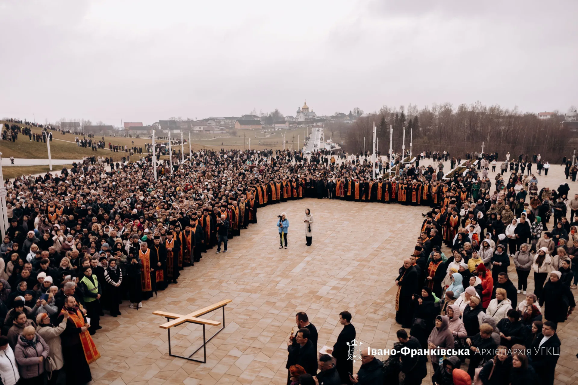 Тисячі людей долучилися до Хресної дороги у Старуні