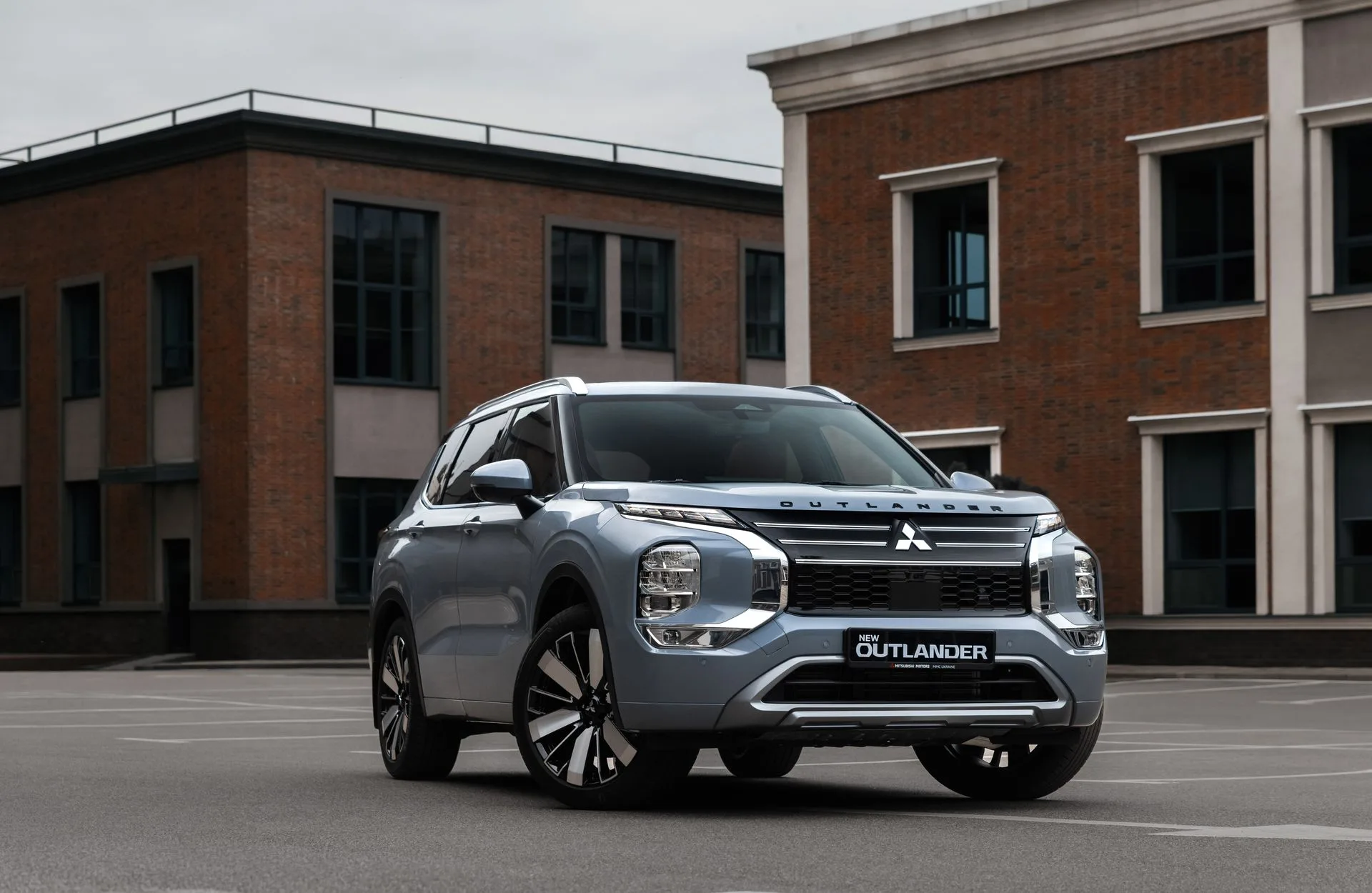 Сучасний інтер'єр кросовера з мультимедійною системою та шкіряним салоном