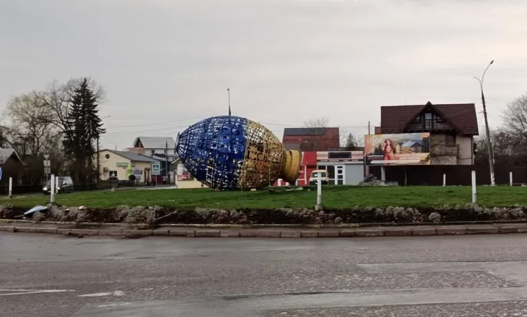 Водій врізався у писанку: у Коломиї ліквідовують наслідки ДТП