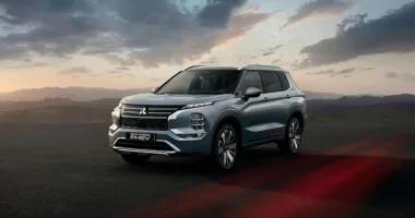 Новий Mitsubishi Outlander на дорозі серед мальовничого пейзажу