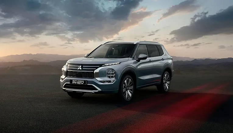 Новий Mitsubishi Outlander на дорозі серед мальовничого пейзажу