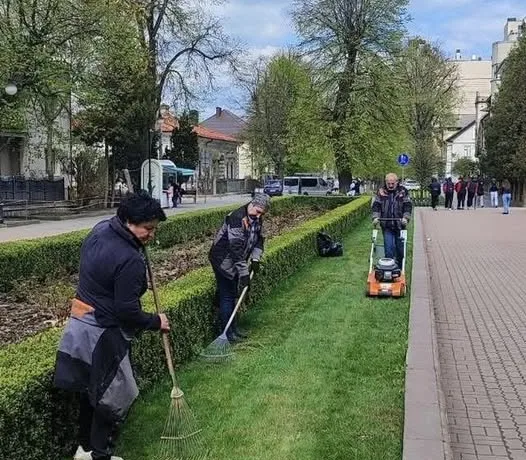 В Івано-Франківську стартувало голосування за найкращого двірника