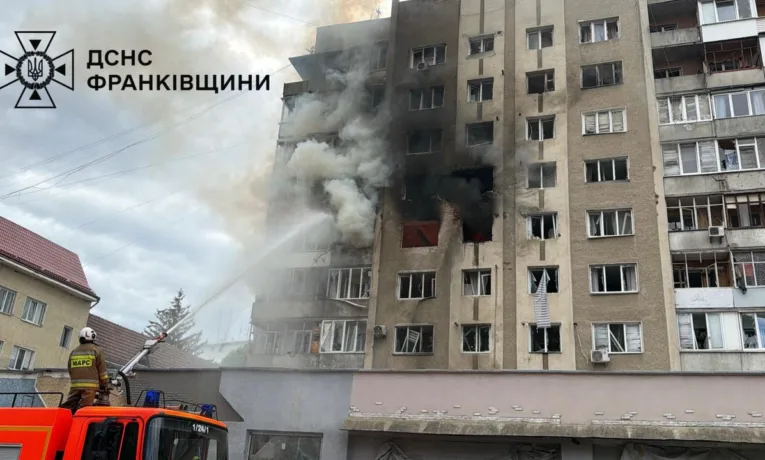 У Франківську ліквідували масштабну пожежу після удару РФ