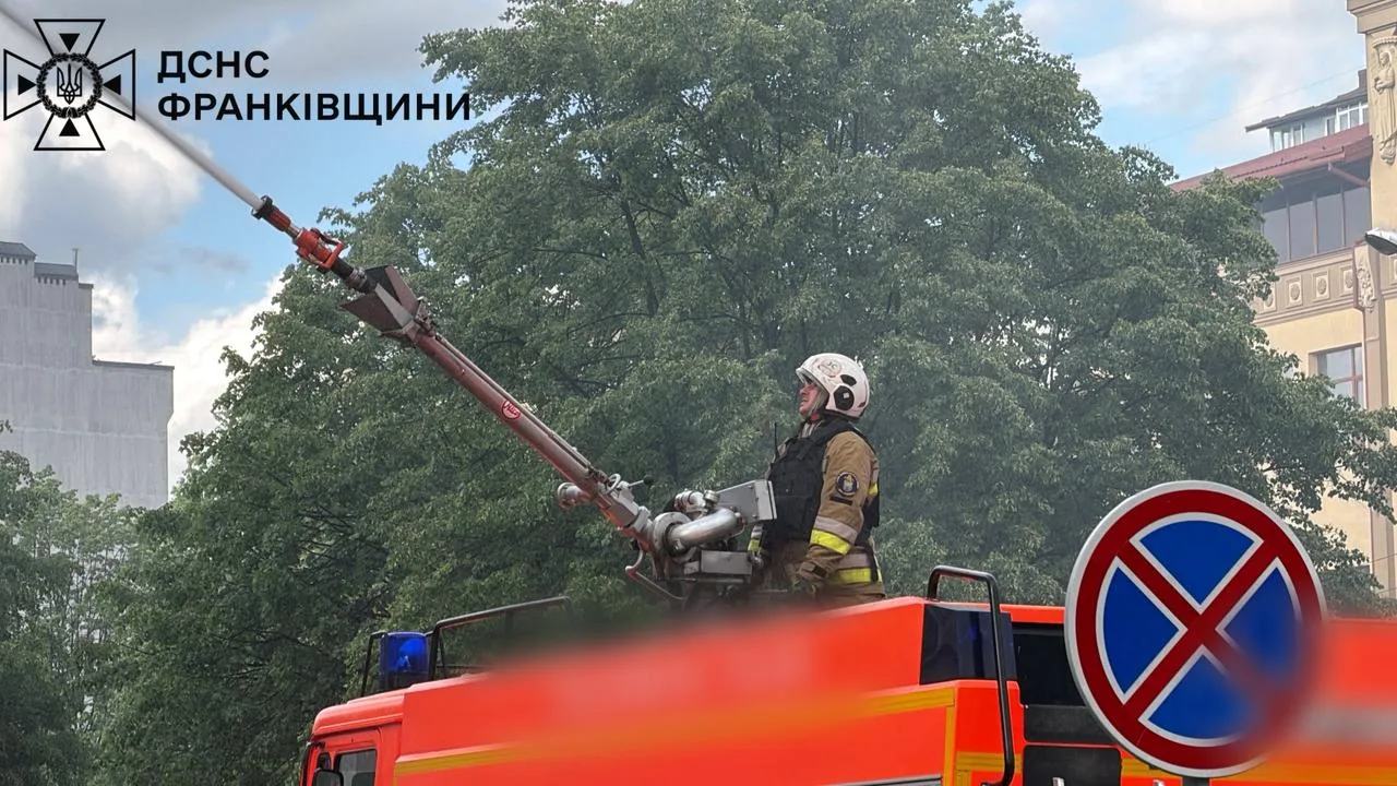 У Франківську ліквідували масштабну пожежу після удару РФ