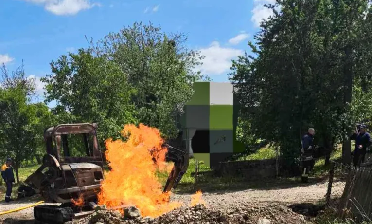 На Прикарпатті через пошкодження газопроводу загорілася техніка, постраждав чоловік