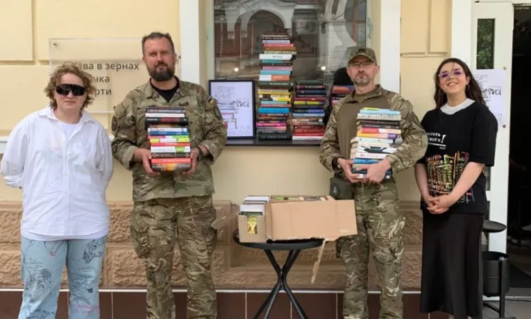 Бібліотека для фронту: у місті збирають сучасну та класичну літературу для військових