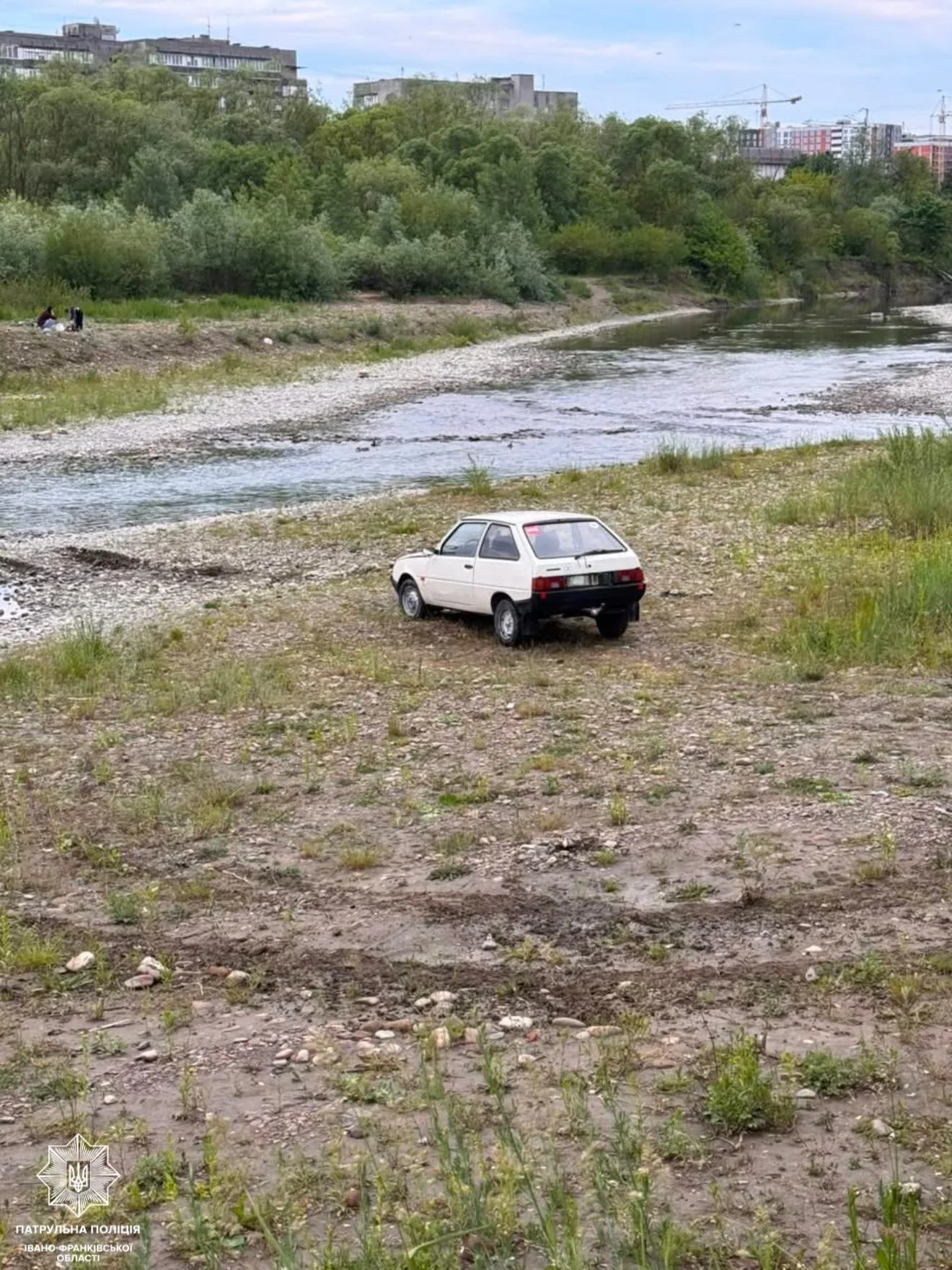 На Прикарпатті нетверезий водій намагався переїхати річку та застряг у воді